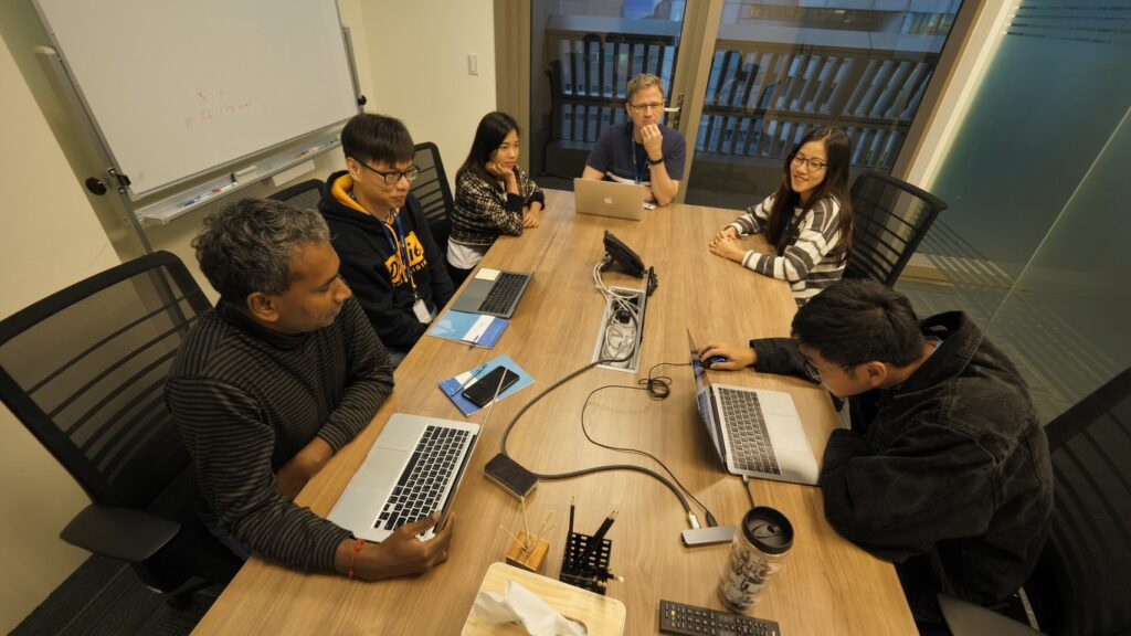 開會討論時的照片